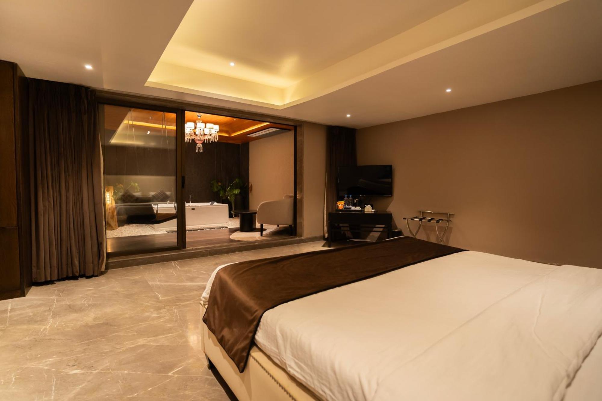 Leela Resort, The Exotic Boutique Hotel - Pure Veg Mahabaleshwar Exterior photo